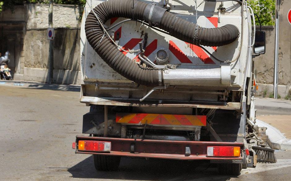camion pompage assainissement Courbevoie